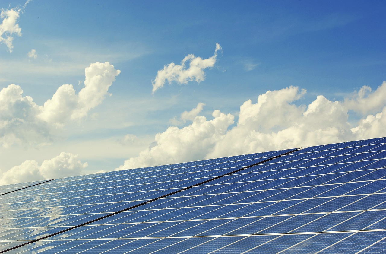 Zonnepanelen op een dak van een huis. Zonnepanelen op een dak van een huis.