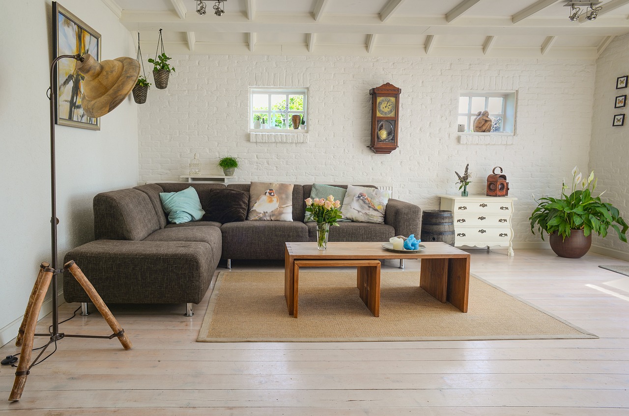 Groene plantenwand met ingebouwde houten planken.